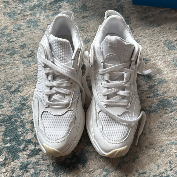 Adidas Originals Magmur Women’s White Runner Size 6.5 (runs large) - Picture 4 of 8